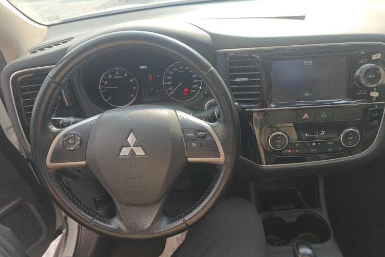 三菱 欧蓝德(进口) 2013款 2.4L 四驱豪华导航版 7座中控内饰7002