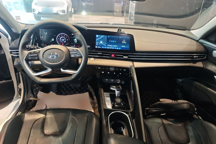 现代 伊兰特 2021款 1.5L CVT LUX尊贵版中控内饰7002