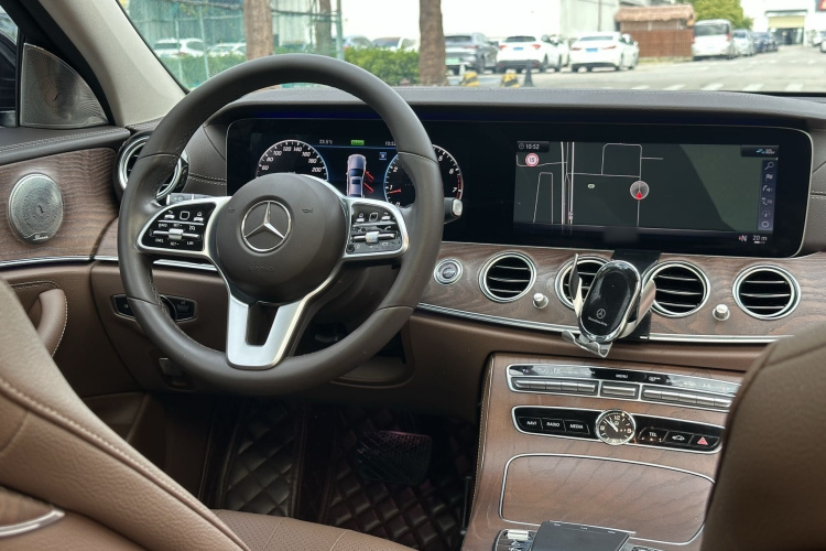 奔驰E级 2020款 改款 E 260 L中控内饰7001