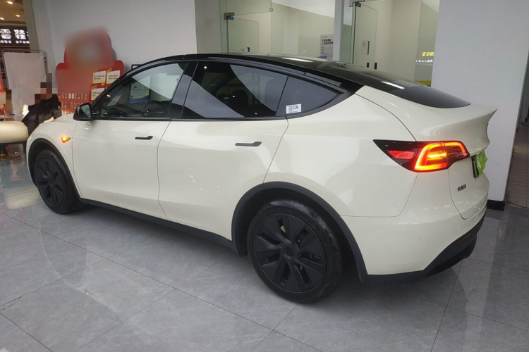 特斯拉 Model Y 2023款 后轮驱动版车身外观4