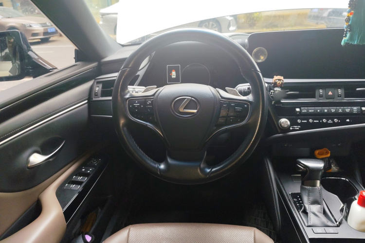 雷克萨斯ES 2022款 200 卓越版中控内饰13