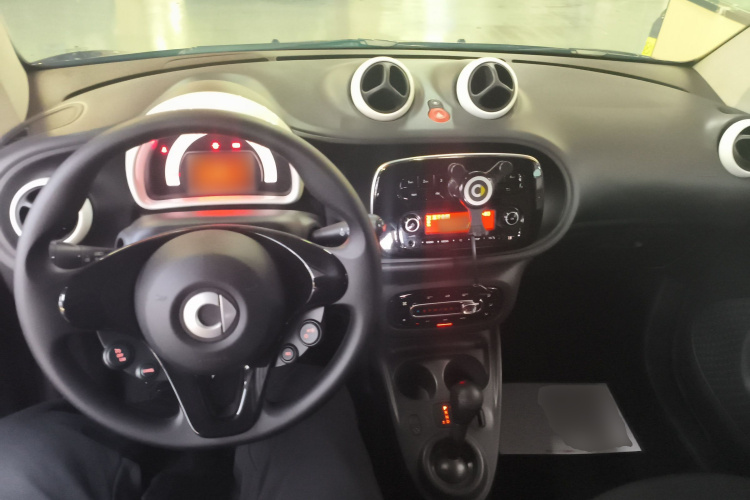 smart fortwo 2018款 1.0L 52千瓦硬顶灵动版 国V中控内饰7002