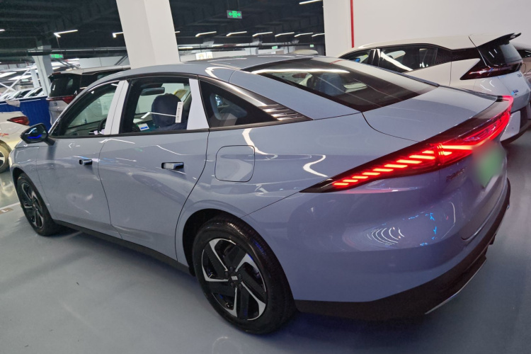 吉利银河 银河L6 2024款 125km PLUS 龙腾版车身外观4