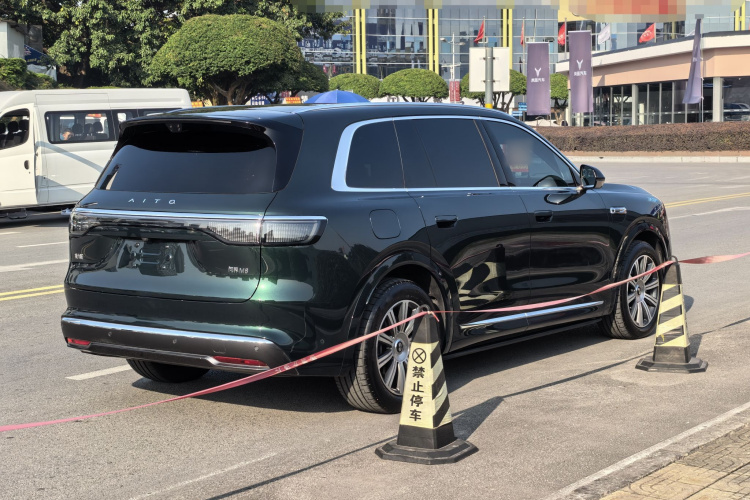 鸿蒙智行 问界M8 2025款 增程 Max+版 53.4kWh 6座版车身外观6006