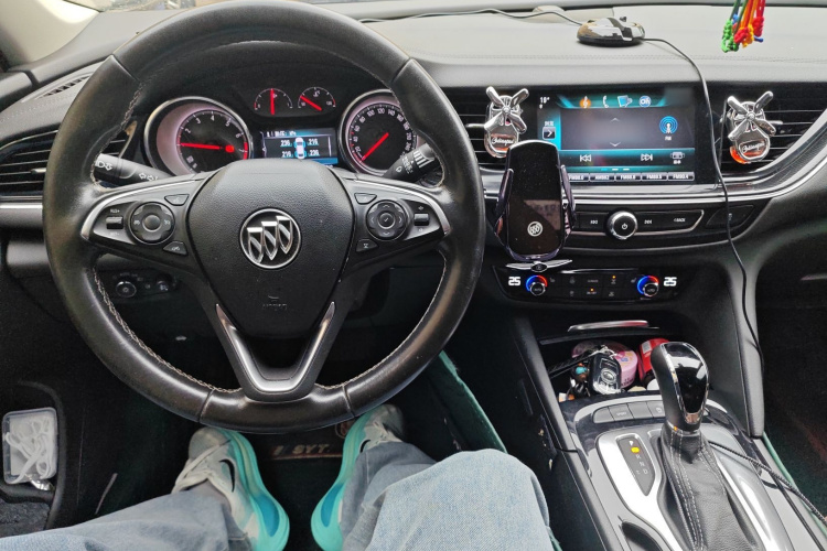 别克 君威 2019款 20T 精英型 国VI中控内饰7002