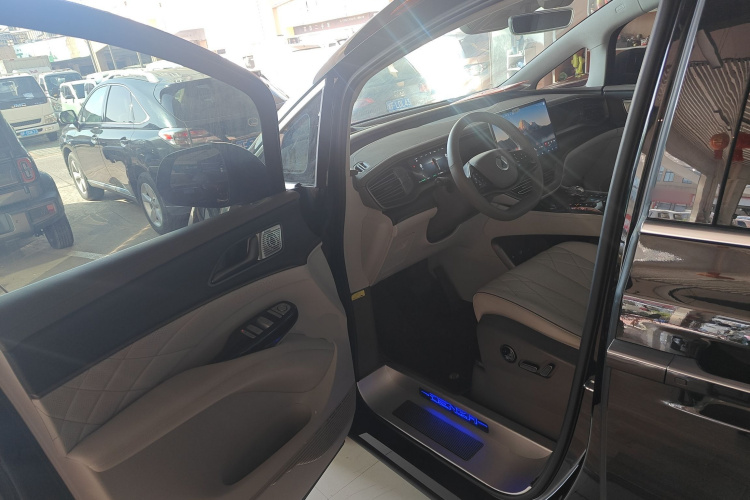 腾势D9 2022款 DM-i 970 四驱旗舰型中控内饰7003