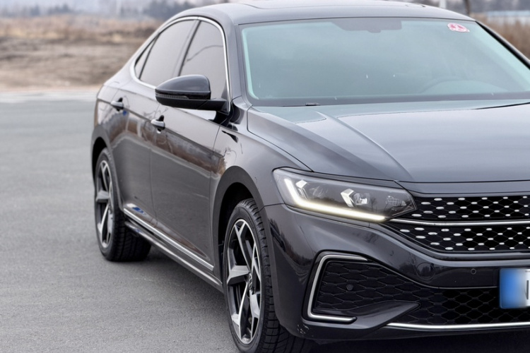 大众 帕萨特 2025款 出众款 380TSI 星空龙腾版车身外观6003