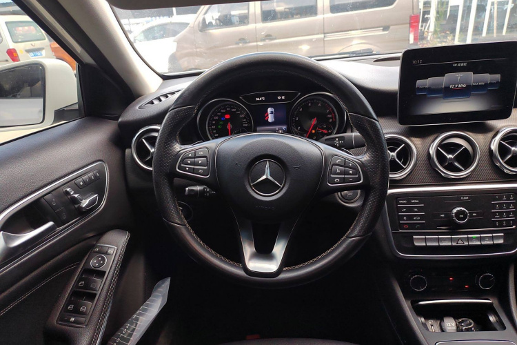 奔驰GLA 2018款 GLA 200 动感型局部细节13