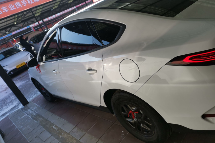 比亚迪 秦PLUS 2025款 DM-i 智驾版 55KM领先型车身外观4