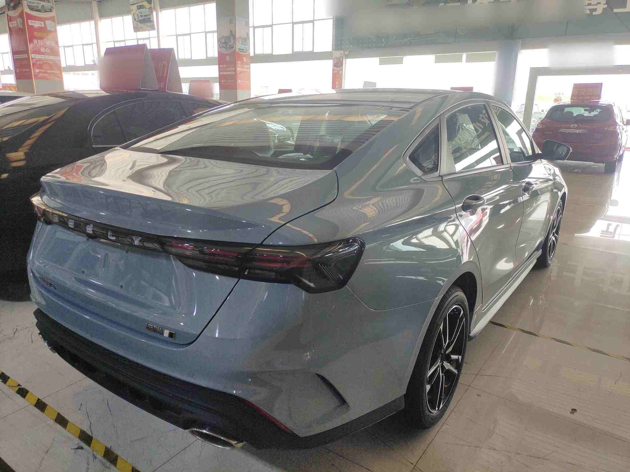 车辆右后45度角实拍，展示溜背造型与尾灯