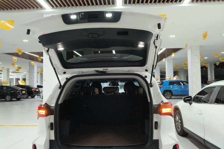 捷途X70 2023款 1.5T DCT超越PRO版 5座机舱底盘23