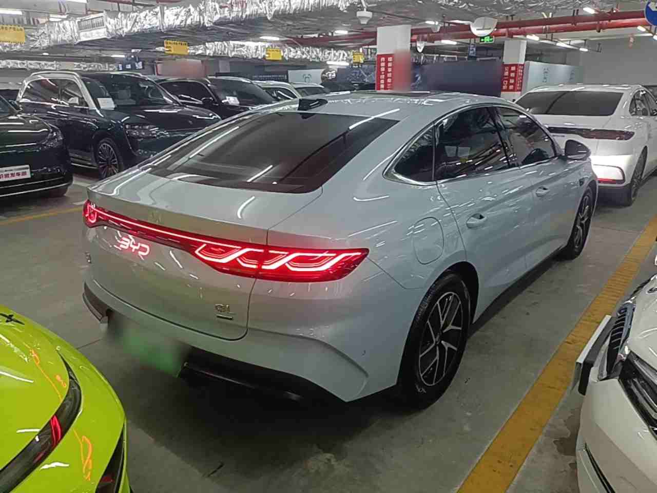 车辆右后45度外观展示