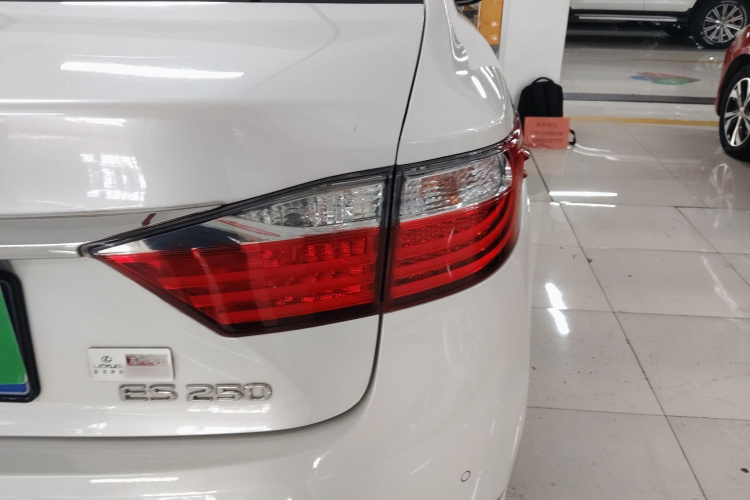 雷克萨斯ES 2013款 250 精英版车身外观9