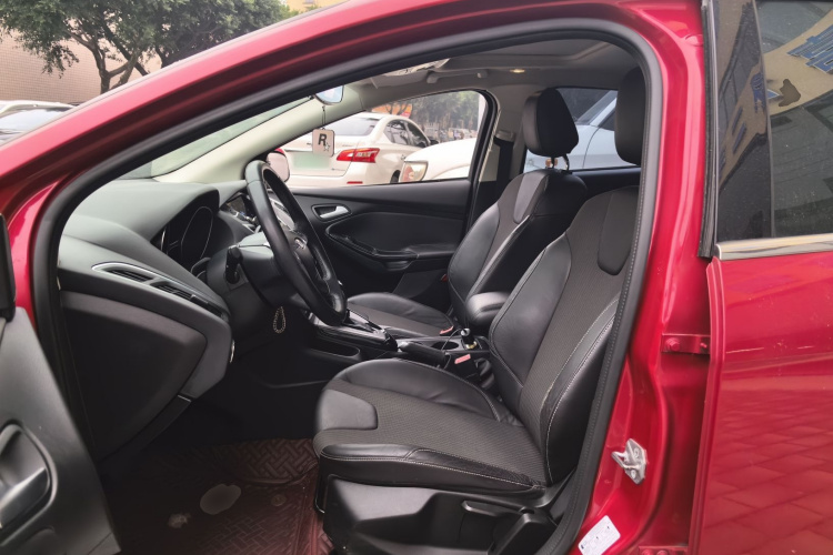 福特 福克斯 2012款 三厢 1.6L 自动风尚型中控内饰19