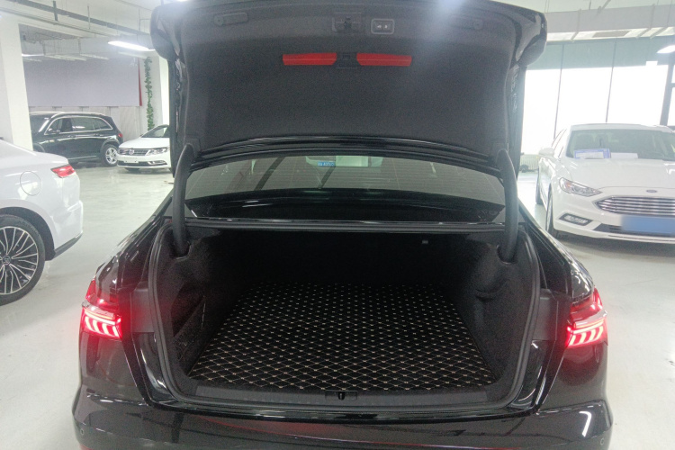 奥迪A6L 2023款 改款 45 TFSI quattro 尊享动感型机舱底盘23