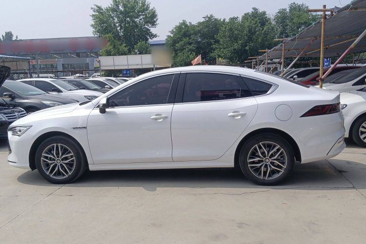 比亚迪 秦PLUS 2023款  冠军版 DM-i 120KM超越型车身外观6005