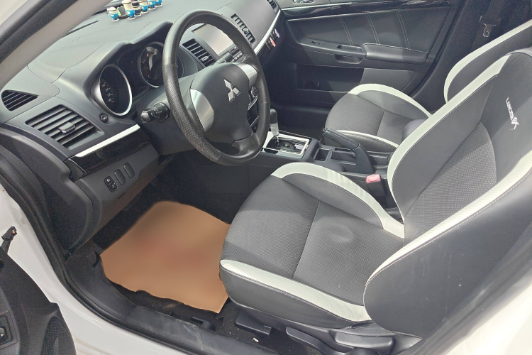 三菱 翼神 2016款 1.8L CVT黑白复刻版中控内饰7002