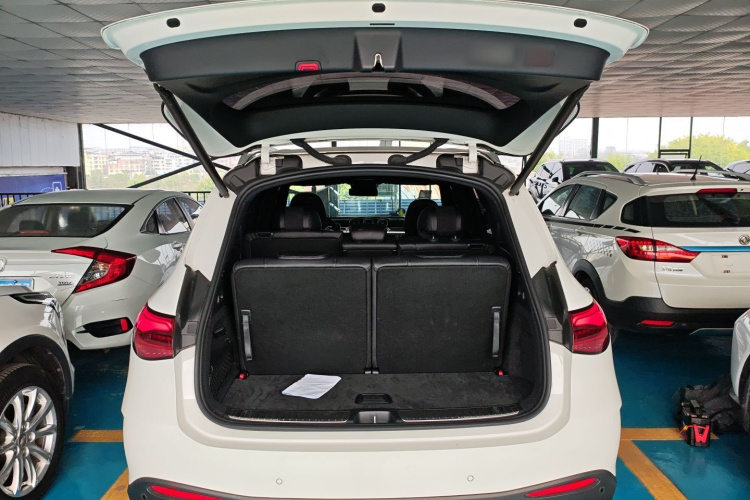 奔驰GLC 2023款 GLC 260 L 4MATIC 豪华型 7座机舱底盘23