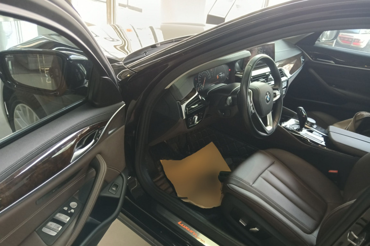 宝马5系 2019款 525Li 豪华套装中控内饰20