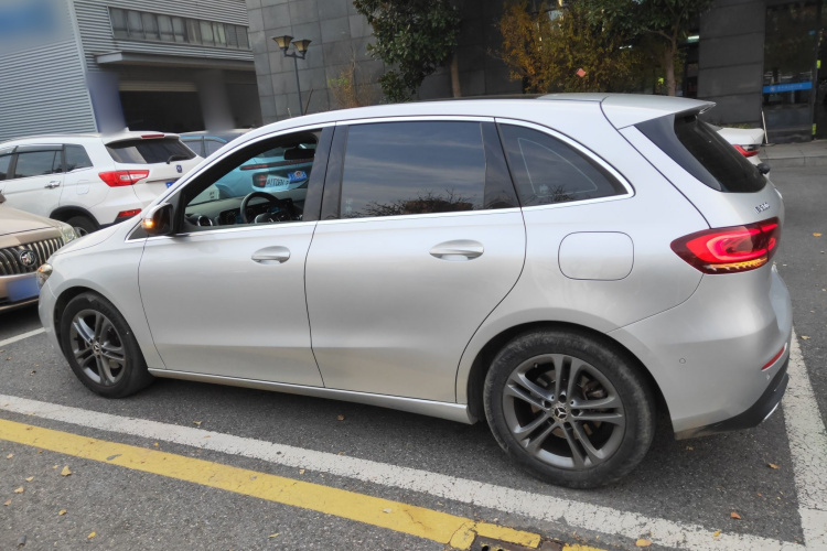 奔驰B级 2020款 B 200 动感型车身外观4