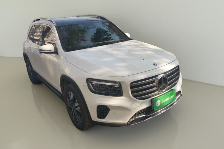 奔驰GLB 2025款 GLB 220 动感型车身外观3