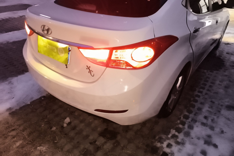 现代 朗动 2012款 1.6L 自动尊贵型车身外观9