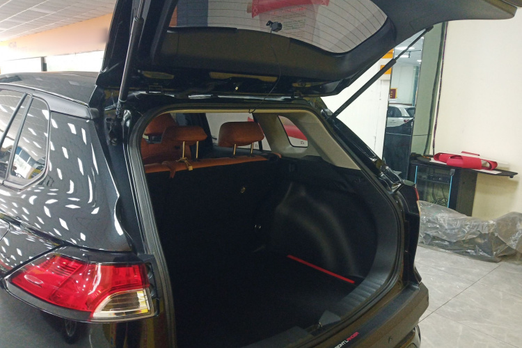 丰田 锋兰达 2023款 2.0L CVT领先版机舱底盘23