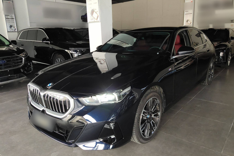 宝马5系 2025款 525Li M运动套装车身外观1