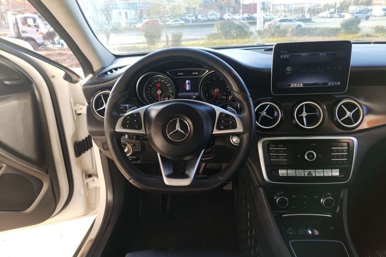 奔驰GLA 2019款 GLA 200 动感型中控内饰13