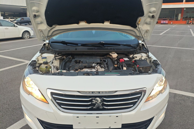 标致408 2016款 1.6T 自动豪华版机舱底盘24