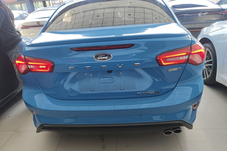 福特 福克斯 2022款 三厢 EcoBoost 180 自动ST Line车身外观6