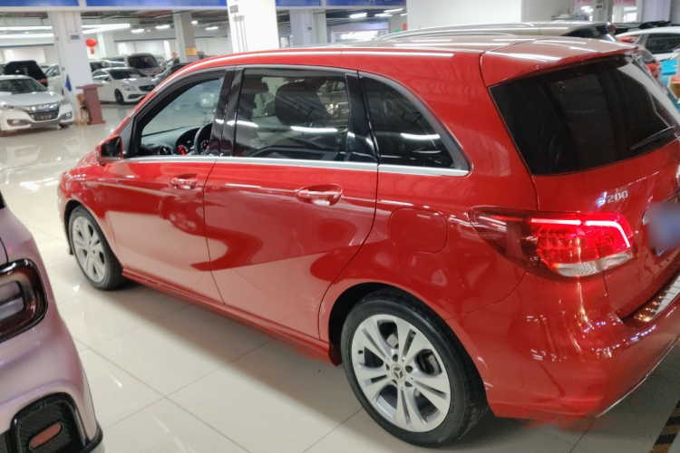 奔驰B级 2017款 B 200 动感型车身外观4