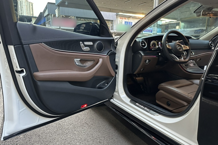 奔驰E级 2018款 改款 E 200 L 运动型中控内饰7006