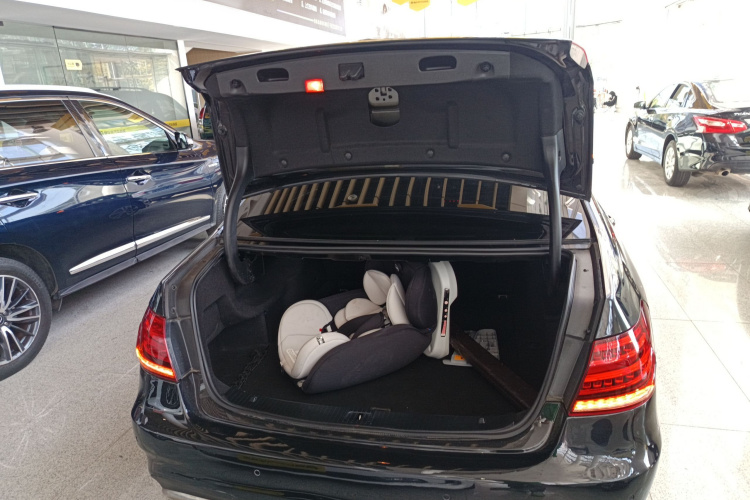 奔驰E级 2015款 改款 E 260 L 运动型机舱底盘23