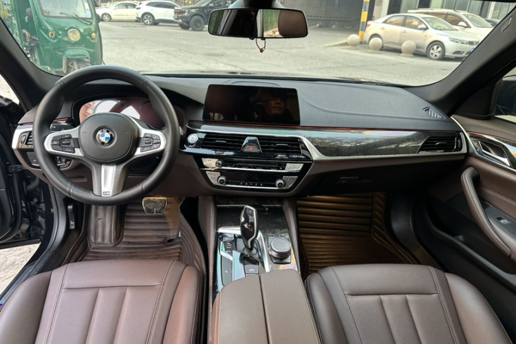 宝马5系 2019款 改款 525Li M运动套装中控内饰7002