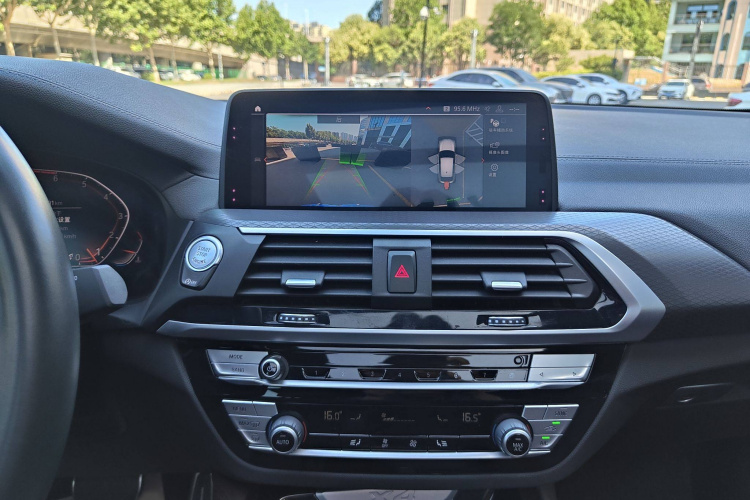 宝马X4 2020款 xDrive25i M越野套装中控内饰7011