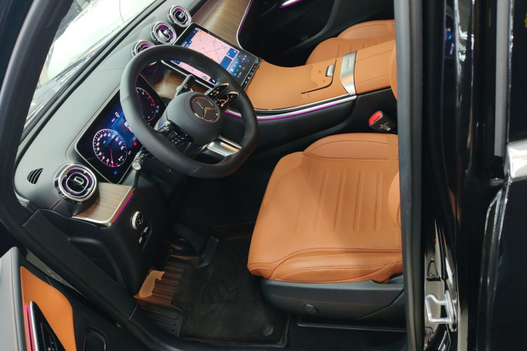 奔驰GLC 2025款 改款 GLC 300 L 4MATIC 动感型 5座中控内饰19