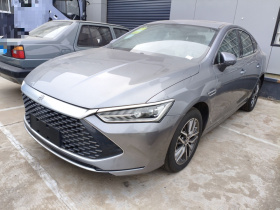 比亚迪 秦PLUS 2024款  荣耀版 DM-i 120KM超越型