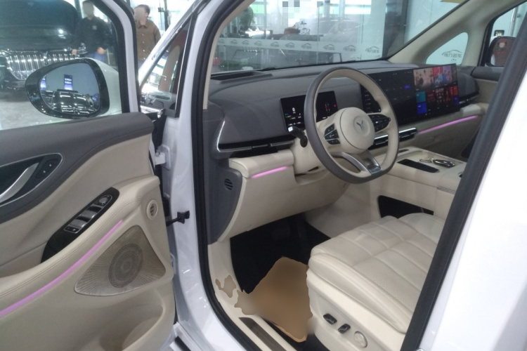 岚图汽车 岚图梦想家 2025款 PHEV 四驱尊贵鲲鹏版中控内饰7003