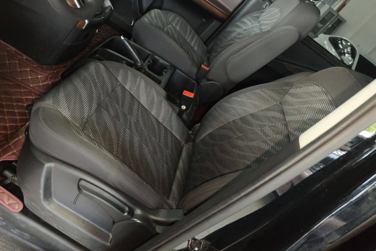 东风风行 菱智PLUS 2022款 旅行版 2.0L 手动舒适型 7座局部细节19