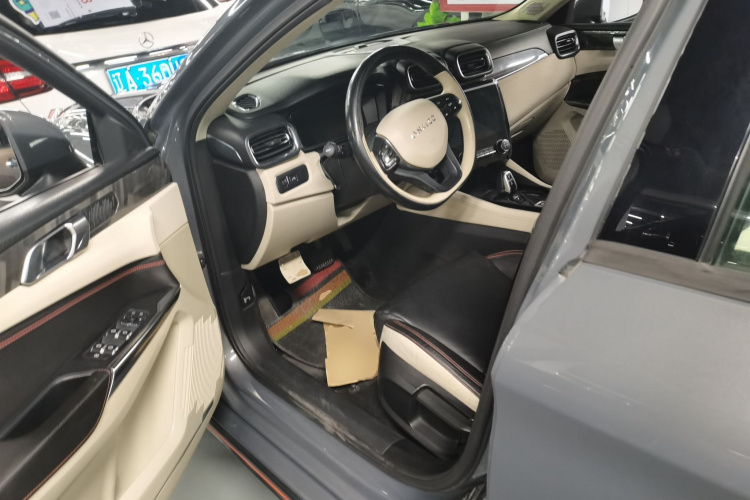 领克02 2018款 1.5T DCT两驱耀版 国V中控内饰19