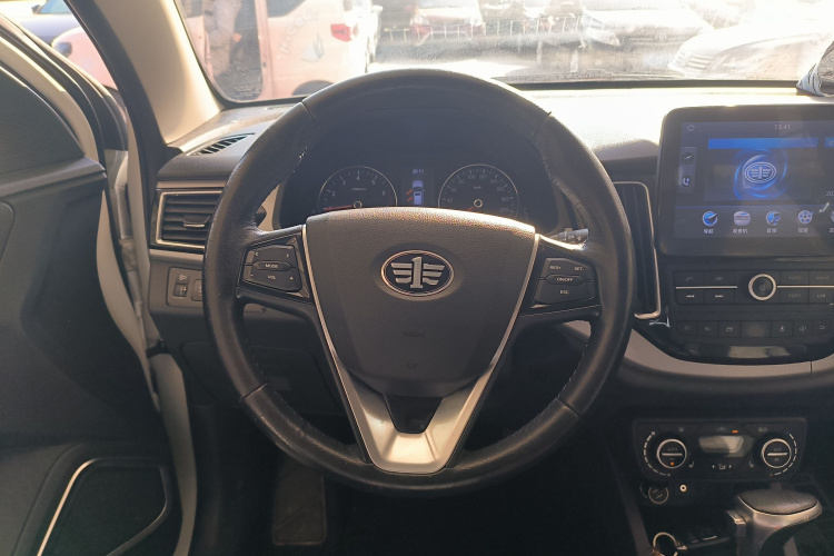 一汽 森雅R7 2016款 1.6L 自动尊贵型中控内饰13