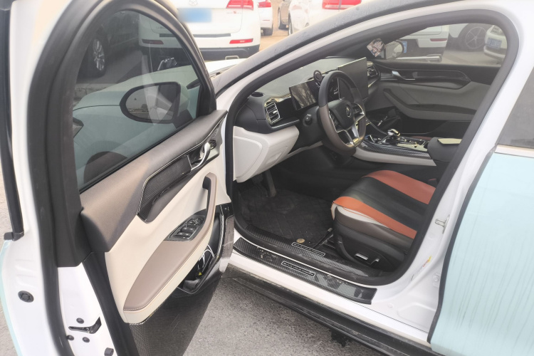 比亚迪 秦PLUS 2023款 冠军版 DM-i 120KM卓越型中控内饰20