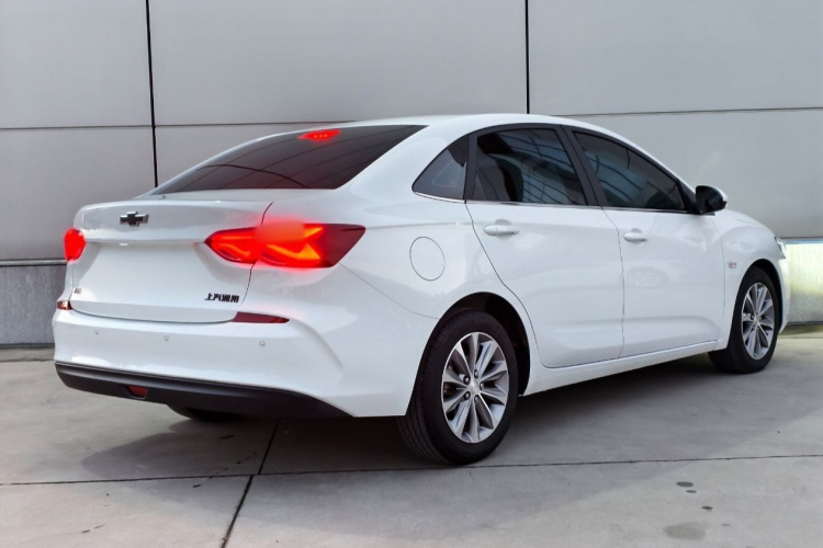 雪佛兰 科鲁泽 2022款 320 自动悦享天窗版车身外观6006