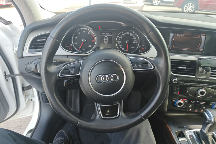 奥迪A4L 2015款 35 TFSI 自动舒适型中控内饰13