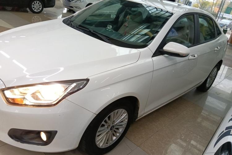 福特 福睿斯 2015款 1.5L 手动舒适型车身外观4