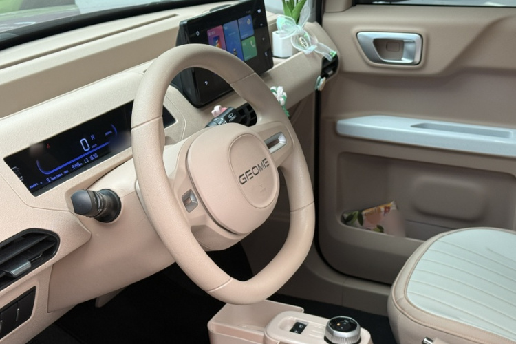 吉利银河 2023款 熊猫mini 200km 耐力熊中控内饰7004