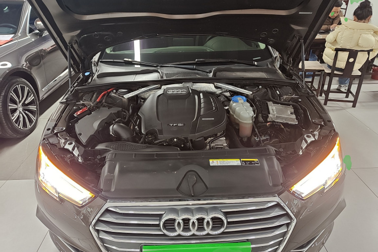 奥迪A4L 2017款 40 TFSI 风尚型机舱底盘24