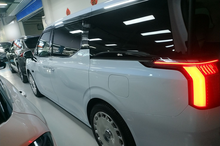 极氪009 2024款 光辉车身外观6003