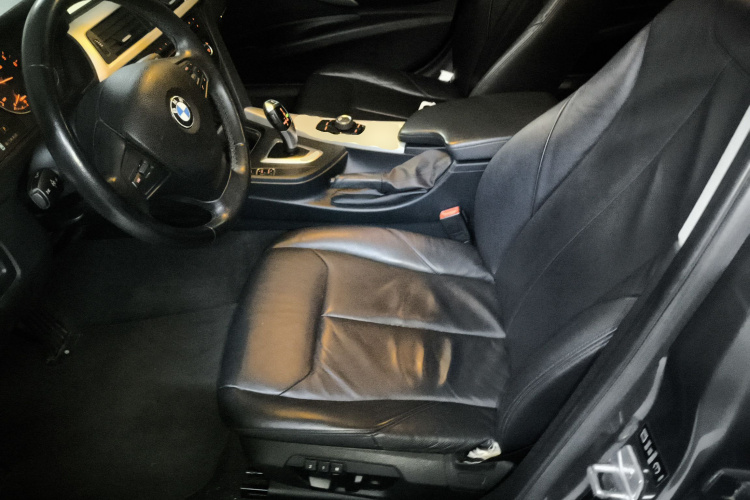 宝马3系 2013款 320i 时尚型中控内饰19